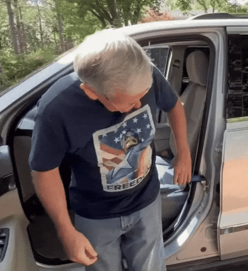 Selnivo car support handle helping a driver exit the car