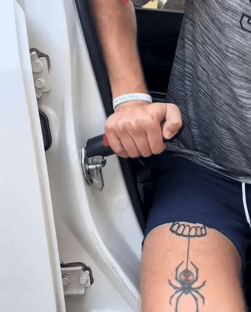 Selnivo handle being used in car door latch